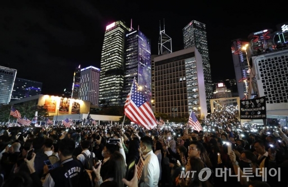 [홍콩=AP/뉴시스] 28일(현지시간) 홍콩 센트럴 에든버러 광장에서 시위대가 미국 국기를 흔들며 시위를 벌이고 있다. 2019.11.29