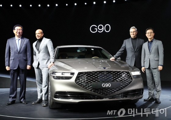 현대자동차가 27일 오전 서울 장충동 신라호텔에서 제네시스 브랜드를 대표하는 글로벌 럭셔리 플래그십 세단 'G90'을 선보이고 있다. /사진=홍봉진 기자 