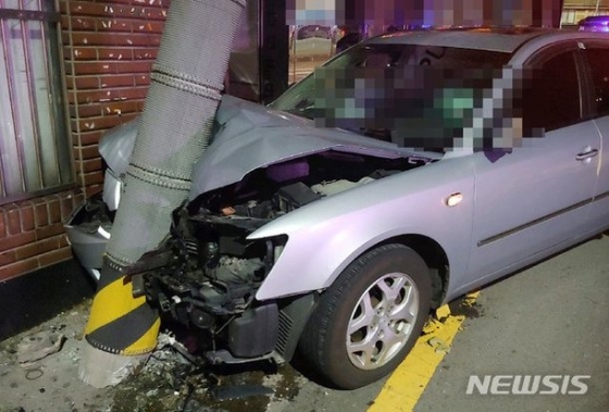 부산 영도경찰서는 3일 만취상태로 승용차를 운전하다가 전봇대를 들이받는 사고를 낸 20대 남성 A씨를 도로교통법(음주운전) 위반 혐의로 조사 중이라고 밝혔다./사진제공=부산경찰청, 사진=뉴시스