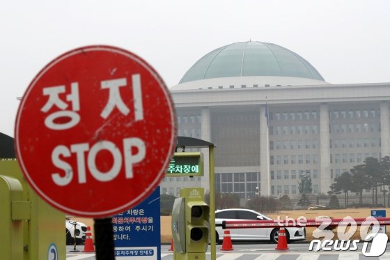 1일 서울 여의도 국회의사당 출입로 앞에 설치된 정지 표지판 너머로 국회가 바라보이고 있다. 2019.12.1/사진=뉴스1 