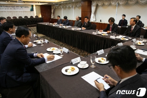[사진] 미세먼지 저감 동참 기업들 만난 조명래 장관