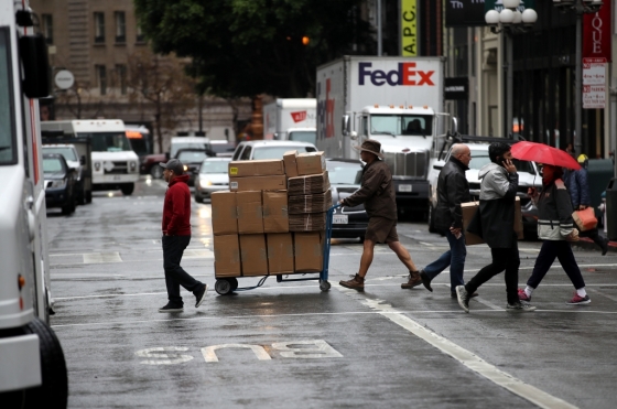 한 UPS 직원이 택배 배달을 하고 있다. /사진=AFP 