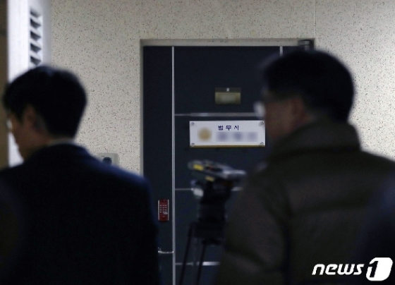 A수사관이 발견된 서울 서초동의 한 오피스텔 사무실. 2019.12.1/뉴스1 © News1 구윤성 기자