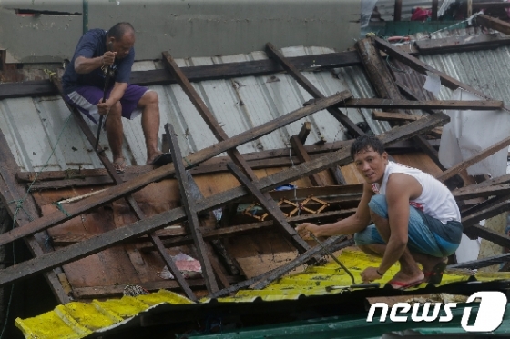 3일(현지시간) 필리핀 북부에 상륙한 태풍 간무리 피해으로 무너진 주택. © 로이터=뉴스1