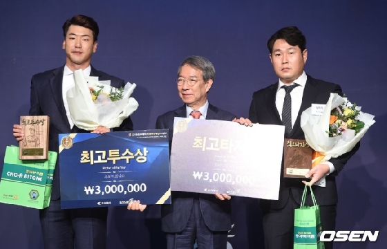 김광현과 양의지가 4일 여의도에서 열린 2019 조아제약 프로야구대상 시상식에서 각각 최고 투수상과 최고 타자상을 받았다.