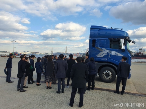 3일 차량제조사가 환적화물 운송사 담당자들에게 운행 중인 LNG RT 차량에 대해 설명하고 있다./사진제공=부산항만공사