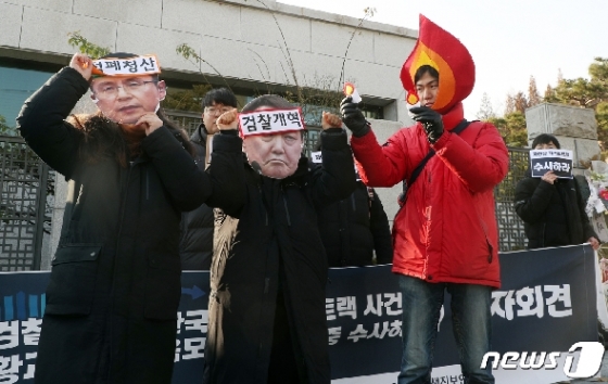 [사진] 한국대학생진보연합, 황교안·윤석열 규탄 퍼포먼스