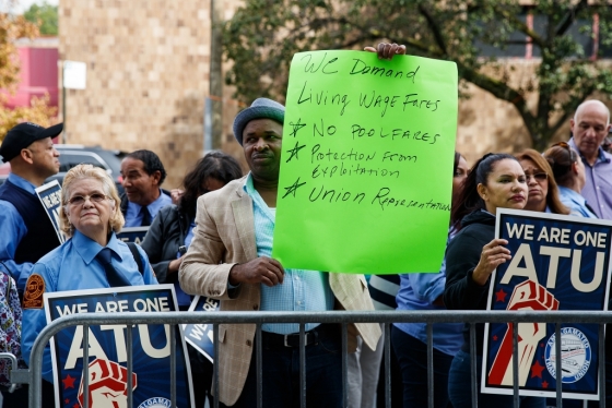 9월 27일(현지시간) 미국 뉴욕시에서 우버와 리프트 등 차량호출서비스 앱 운전기사들이 나은 노동 조건을 요구하며 시위하고 있다/사진=AFP