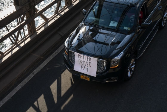 5월 8일(현지시간) 미국 뉴욕에서 우버와 리프트 등 챠량호출서비스 앱 운전기사들이 더 나은 노동 조건을 요구하는 프래카드를 차량에 붙이고 운행하고 있다/사진=AFP