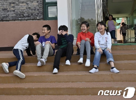 한국 유일한 비무장지대(DMZ) 내 마을인 경기도 파주 대성동 마을에 5G가 설치됐다. 사진은 마을 내 유일한 초등학교인 대성동초등학교 학생들. © AFP=뉴스1