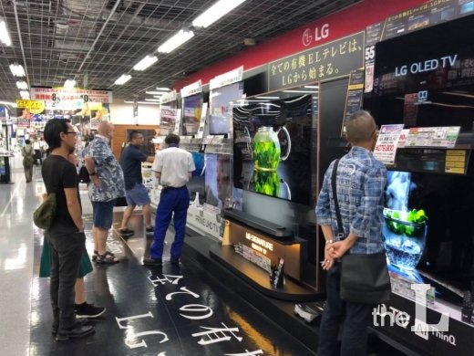 일본 도쿄 아키하바라에 있는 요도바시 카메라 아키바점에서 소비자들이 LG전자 '올레드 TV'를 살펴보고 있는 모습/사진=이정혁 기자