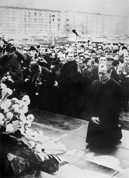 1970년 12월 7일(현지시간) 빌리 브란트 당시 독일총리가 폴란드 바르샤바 게토(유태인 강제거주지)의 희생자 기념비 앞에서 무릎을 꿇고 사죄하고 있다. /사진=AFP