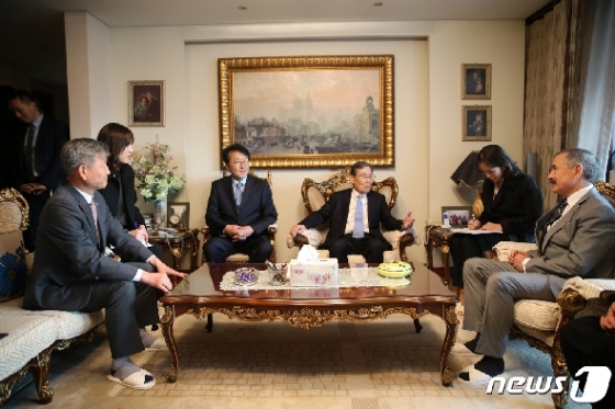 [사진] 국가유공자 자택 방문한 보훈처장과 해리스 미 대사