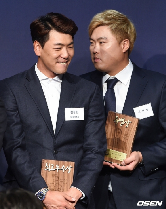 김광현(좌)과 류현진이 4일 여의도에서 열린 2019 조아제약 프로야구대상 시상식에서 만났다.