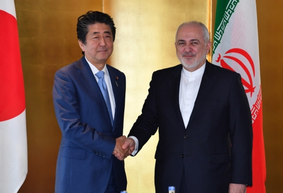 지난 8월 만난 아베신조 일본 총리와 이란 자바드 자리프 외무장관. /사진=AFP
