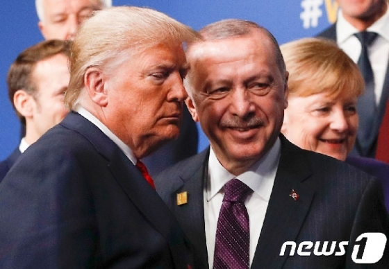 [사진] 나토 정상회의서 트럼프와 터키 대통령은 짝꿍?