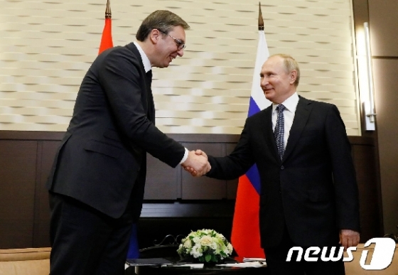 [사진] 부치치 세르비아 대통령과 악수하는 푸틴