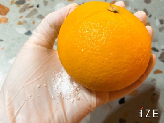 3-1 오렌지와 레몬은 굵은 소금을 이용해 표면을 박박 문질러 닦는다.