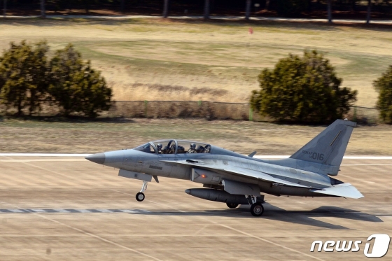 지난 4월 공군 제8전투비행단에서 국산 경공격 전투기 F-50이 이륙하는 모습 / 사진 = 뉴스1 