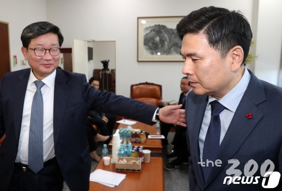 지상욱 바른미래당 의원(오른쪽)이 6일 서울 여의도 국회 운영위원장실에서 예산안에 대해 논의 중인 4+1예산 협의체를 찾아가 항의하고 있다. /사진=뉴스1