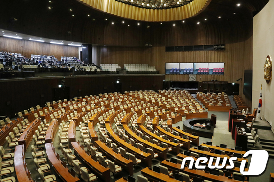 이달 3일 학생들이 서울 여의도 국회 본회의장에 앉아 해설사 직원의 안내를 듣고 있다. / 사진제공=뉴스1