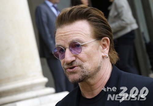 【파리=AP/뉴시스】세계적인 록밴드 U2의 보컬이자 사회운동가인 보노가 2017년 7월 24일 파리의 엘리제궁(대통령관저)에서 회의에 참석한 뒤 기자들과 대화하고 있다. 보노는2일(현지시간) 아일랜드에서 열린 2021~2022년 유엔 안전보장이사회 비상임이사국 도전 발족식에서 연설을 통해 유엔, 나토, 유럽연합 등 국제기구들이 존폐위기에 처해있다며, 이런 기구들을 지키기 위해 회원국들이 협력해야 한다고 촉구했다.2018.7.3.