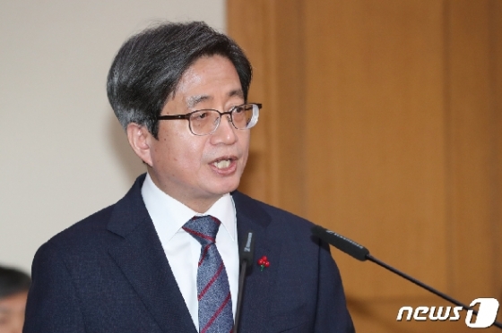 김명수 대법원장이 6일 서울 서초동 대법원에서 열린 전국법원장회의에서 인사말을 하고 있다.  News1 허경 기자