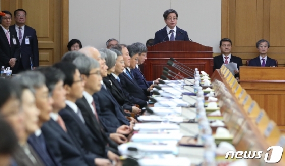 김명수 대법원장이 6일 서울 서초구 대법원에서 열린 전국법원장회의에서 인사말을 하고 있다.  © News1 허경 기자
