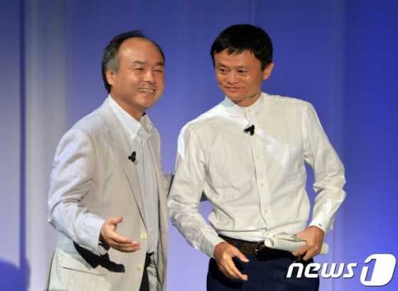 손정의 소프트뱅크 회장(왼쪽)과 마윈 알리바바그룹 창업자.(자료사진) 사진/AFP=뉴스1