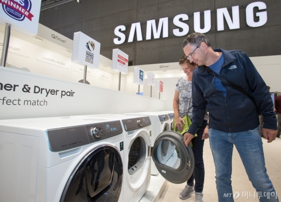지난 9월 독일 베를린에서 열린 유럽 최대 가전 전시회 'IFA 2019'에서 삼성전자 전시장을 방문한 관람객들이 삼성 의류케어가전인 세탁기와 건조기를 감상하고있다./사진제공=삼성전자