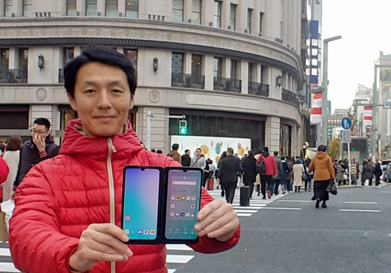 LG전자가 프리미엄 스마트폰 LG G8X ThinQ를 일본 시장에 출시했다. LG전자 일본법인 직원이 일본 도쿄의 번화가 '긴자(Ginza)' 거리에서 LG G8X ThinQ를 소개하고 있다./사진=LG전자