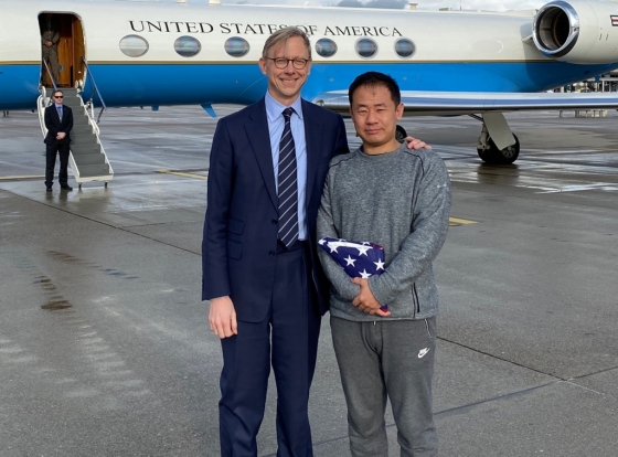 7일(현지시간) 미 국무부 특별대표 브라이언 훅이 2016년 이란에 간첩 혐의로 억류됐다 풀려난 중국계 미국인 왕시웨를 스위스에서 만나 반기고 있다. /사진=AFP