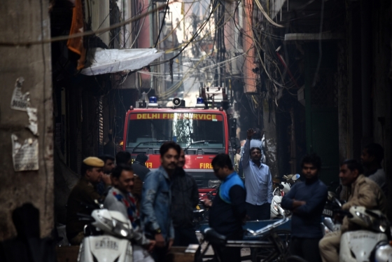 8일 인도 뉴델리 가방공장에서 대형 화재가 발생해 최소 43명이 숨졌다. 화재 현장 인근에서 델리주 소방차량의 모습이 보인다. /사진=AFP