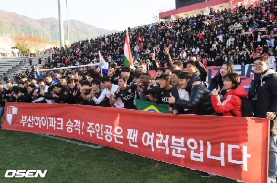 부산 아이파크가 승강 플레이오프에서 경남을 잡고 5년 만에 K리그1에 복귀했다.<br>
<br>
