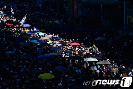 (AFP=뉴스1) 이동원 기자 = 8일 오후 홍콩 빅토리아공원에서 열린 세계 인권의 날 집회에 참가한 홍콩 시민들이 도심 센트럴에 모여있다.  ⓒ AFP=뉴스1  
