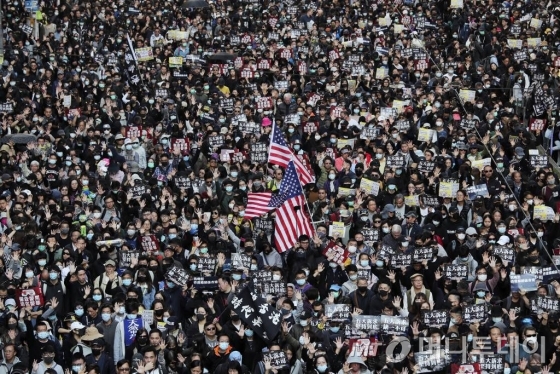 [홍콩=AP/뉴시스]홍콩의 대규모 반정부 시위대가 시위 시작 6개월을 맞은 8일 홍콩 시내 거리를 가득 메운 채 가두행진을 벌이고 있다. 2019.12.8