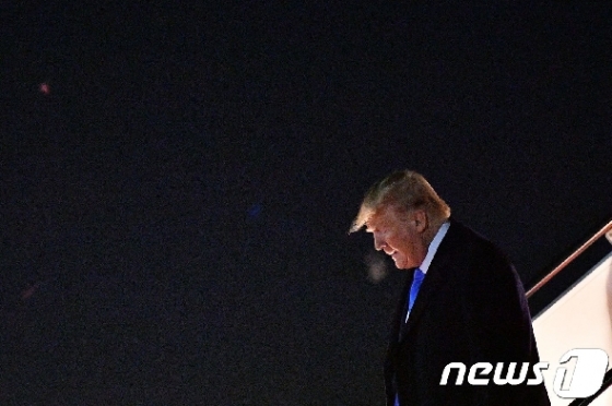 [사진] 앤드루스 공군기지 도착한 트럼프
