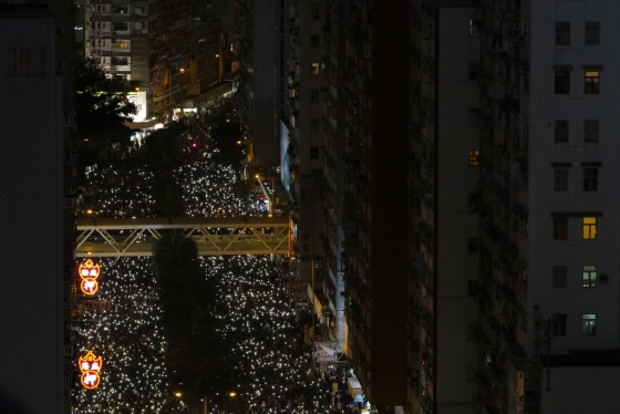 8일 홍콩 완차이 지역에서 재야단체 민간인권전선이 주최한 반정부 시위에 참여하고 있는 시민들의 모습. 세계 인권의 날과 송환법 반대 시위 만 6개월을 맞아 열린 이 시위에는 80만명(경찰 추산 18만3000명)이 참석했다. /사진=AFP