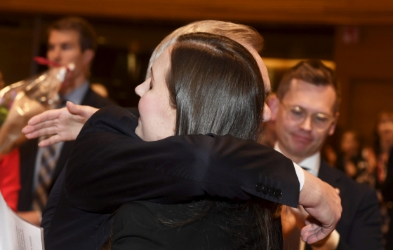 안티 린네 핀란드 전 총리가 핀란드 차기 총리로 결정된 산나 마린을 축하하고 있다. /사진=로이터 