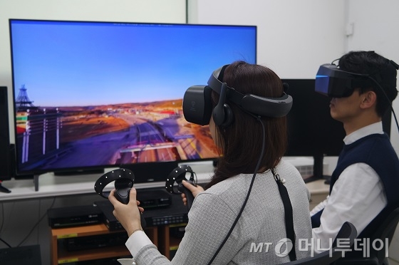 티브로드 직원들이 16K급 VR영상 시범서비스를 시청하고 있는 모습./사진제공=티브로드