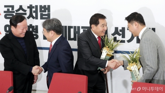 [사진]한국당 찾은 정무수석과 정무비서관