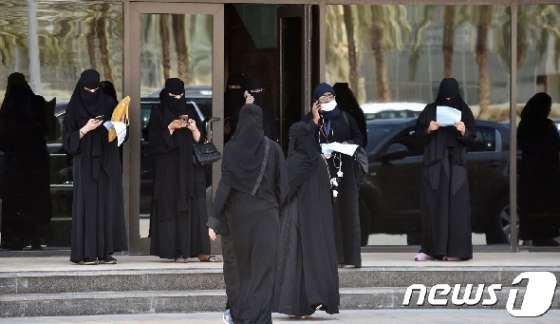 사우디아라비아의 모든 여성은 공공장소에서 목 아래부터 발끝까지 덮는 검은 천 '아바야'를 입어야 한다. © AFP=뉴스1