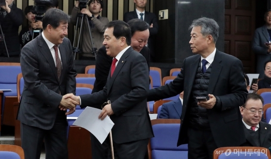 [사진]의원들과 인사 나누는 심재철-김재원