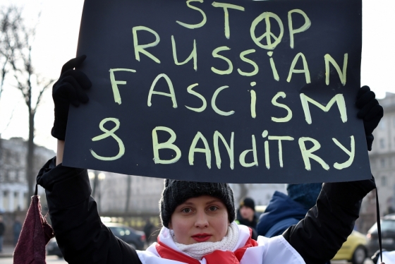 7일(현지시간) 벨라루스 수도 민스크에서 벨라루스와 러시아의 '국가통합' 강화에 반대하는 시민이 "러시아의 파시즘과 강도질을 멈추라"고 적힌 플래카드를 들고 시위하고 있다/사진=AFP