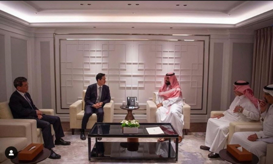 지난 6월말 방한한 무함마드 빈 살만 사우디아라비아 왕세자 겸 부총리(좌석 오른쪽)가 정기선 현대중공업 부사장(왼쪽)과 단독면담하는 모습/사진=사우디 외교부 SNS