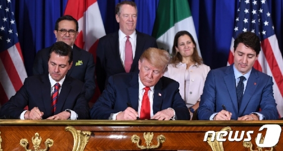 작년 11월 USMCA에 서명하는 3국 대통령. 왼쪽부터 엔리케 페냐 니에토 당시 멕시코 대통령, 도널드 트럼프 미국 대통령, 저스틴 트뤼도 캐나다 총리. © AFP=뉴스1