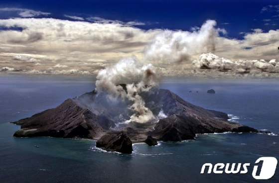 뉴질랜드 화이트섬 화산 분출로 5명이 사망했으며 8명은 실종 상태라고 AFP·로이터통신이 9일(현지시간) 보도했다. © AFP=뉴스1