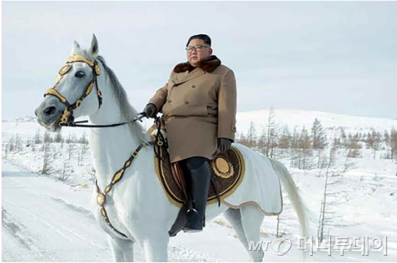 백마 탄 김정은 북한 국무위원장