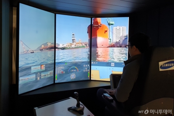 대전에 위치한 삼성중공업 선박해양연구센터 원격관제센터에서 거제조선소 주변을 자율운항중인 모형선박 'Easy Go(이지 고)'를 확인하고 있다./사진제공=삼성중공업