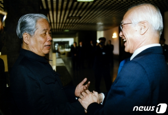 대우그룹이 베트남 진출을 본격화하던 1990년대 당시 공산당 서기장 도 므어이(왼쪽)를 만나 반갑게 웃고 있는 김우중 전 대우그룹 회장./사진=뉴스1